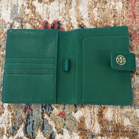 TORY BURCH LANDON PASSPORT HOLDER in emerald stone - Picture 2 of 5